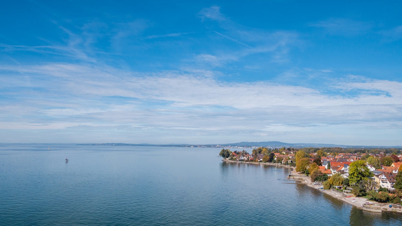 Bodensee mit Alpenpanorama bei Friedrichshafen